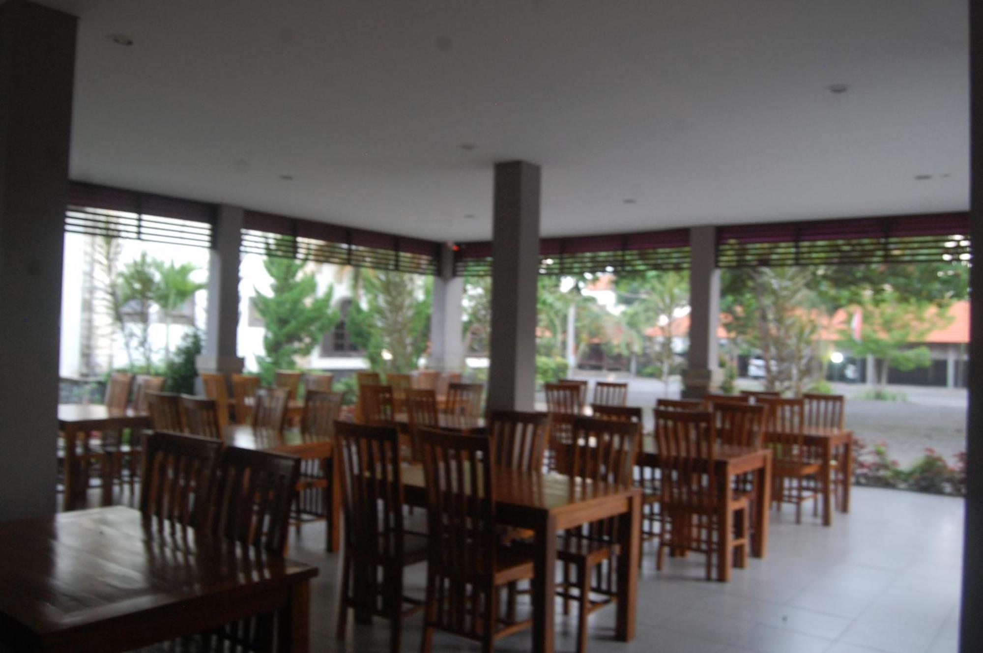 Hotel Dhyana Pura Kapal Exteriör bild