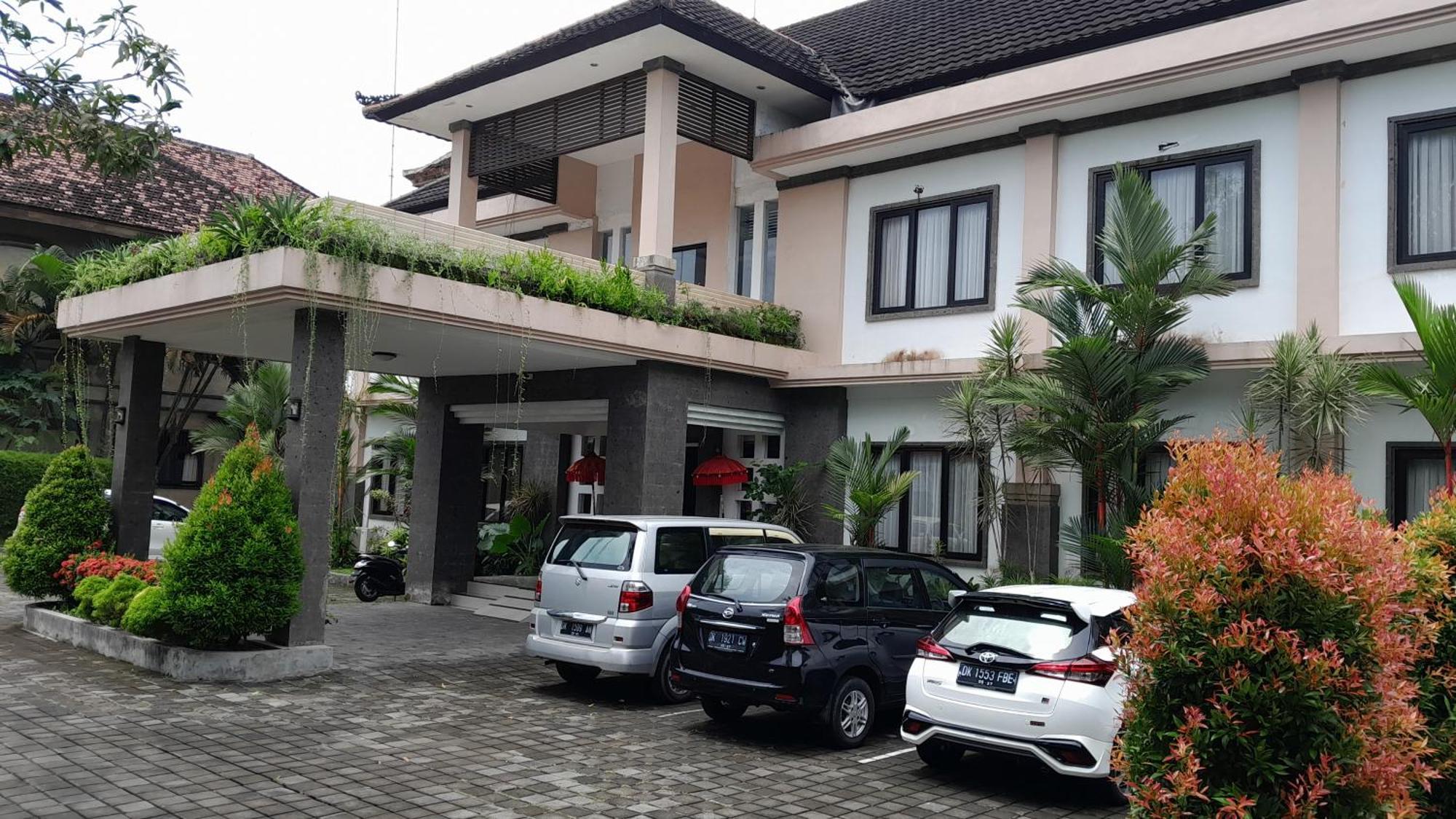 Hotel Dhyana Pura Kapal Exteriör bild