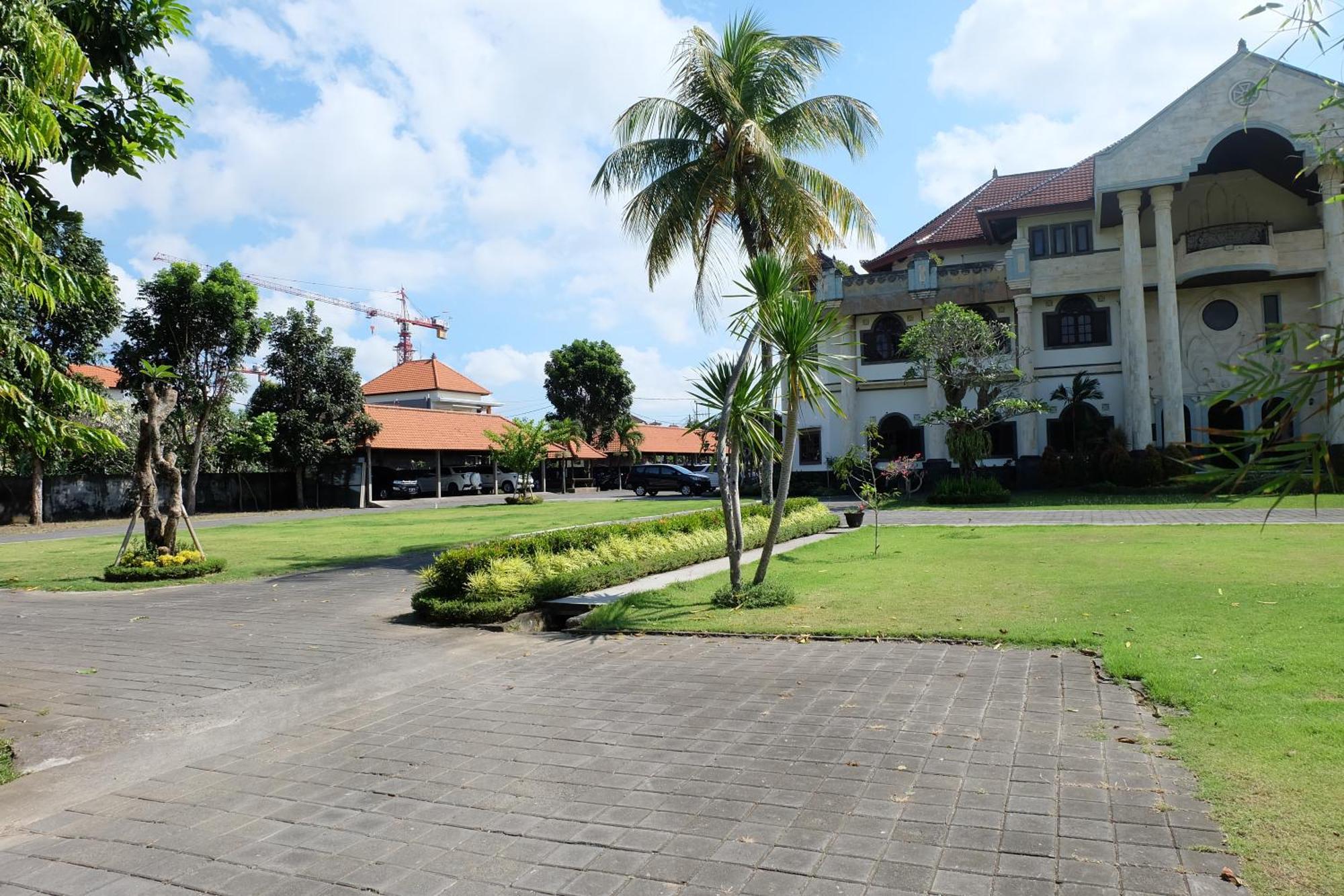 Hotel Dhyana Pura Kapal Exteriör bild